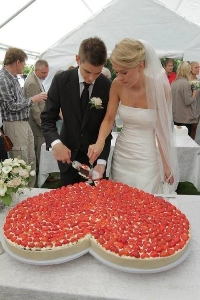 Cake Huge Heart Shaped Romantic Wedding Cake 2025173 Weddbook